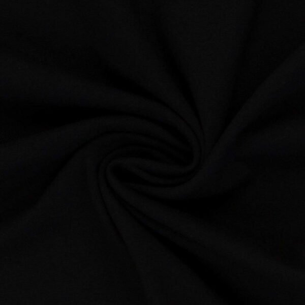 Černá tkanina s jemným skladem uprostřed.