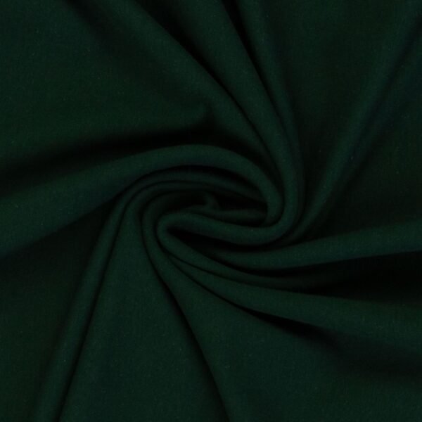 Tmavě zelená látka ve víru.