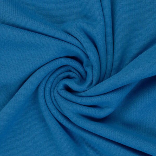 Modrá tkanina složená do spirály.