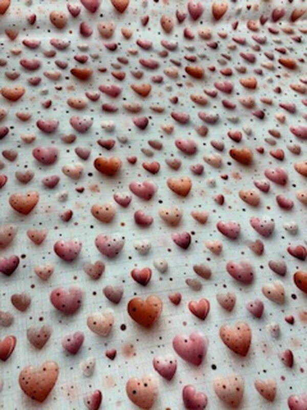 Růžové srdce na vzorované látce, romantický design.