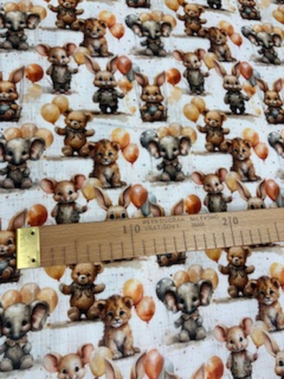 Látka se zvířátky a balonky, dřevěné pravítko