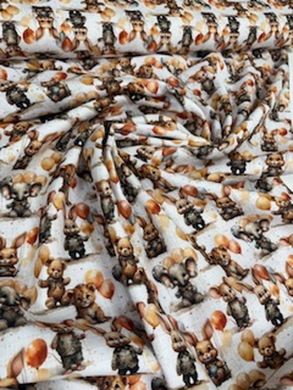 Látka s motivem zvířátek a balónků.