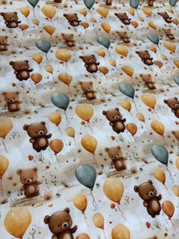 Vzor s medvídky a balóny, béžová barva pozadí.