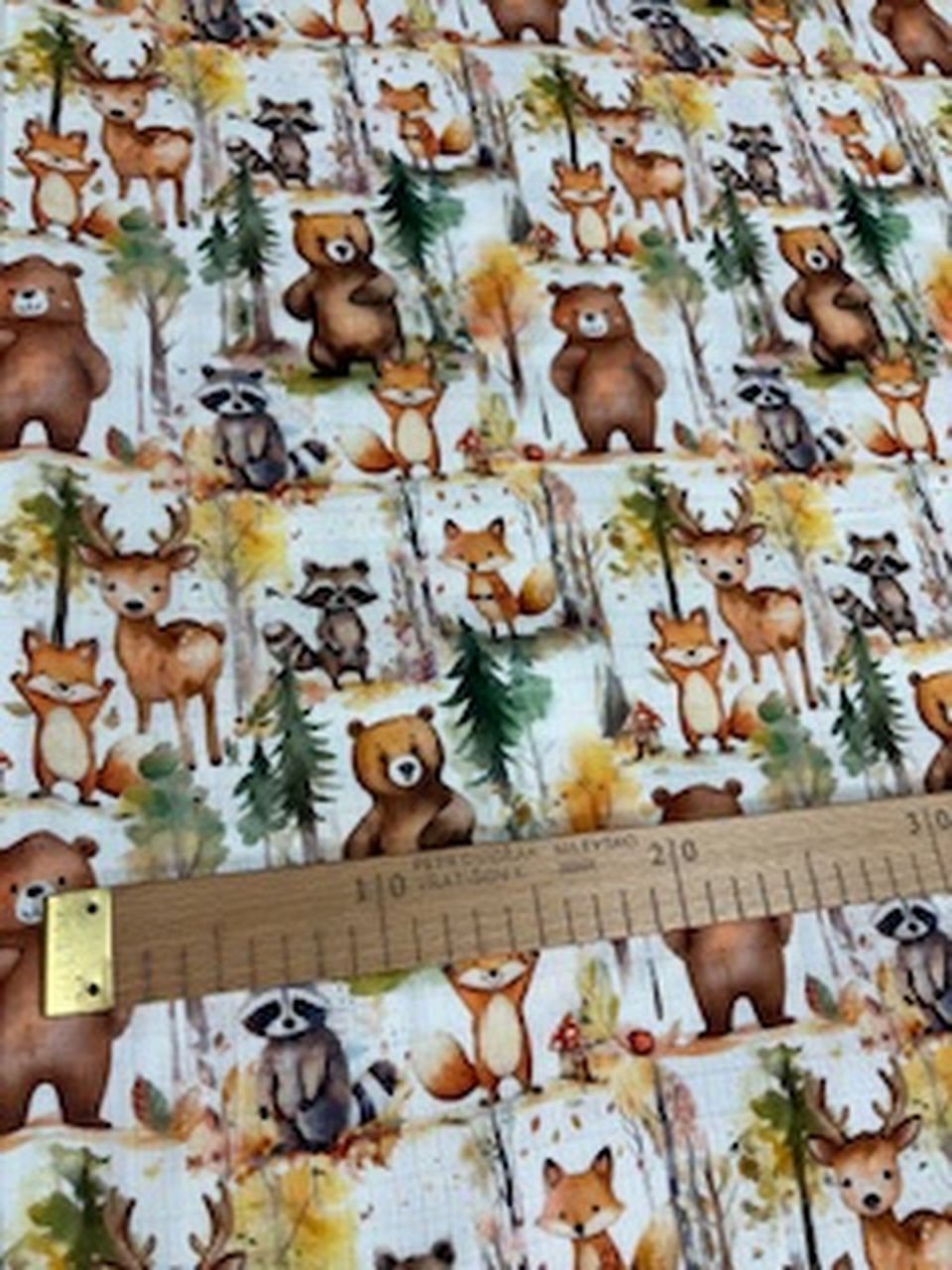 Lesní zvířata na látce s metrem.