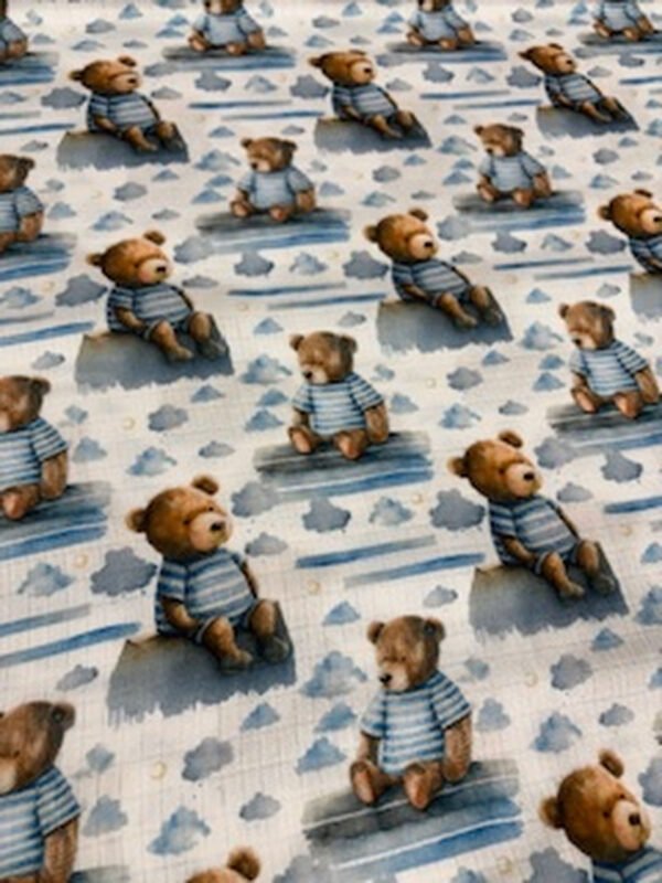 Vzor s medvídky v modrých tričkách na obloze.