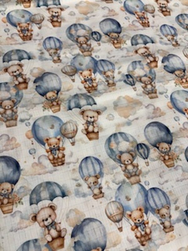 Medvídci v balónech na letním nebi.