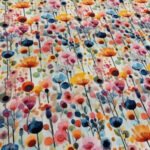 Barevný květinový vzor na textilii