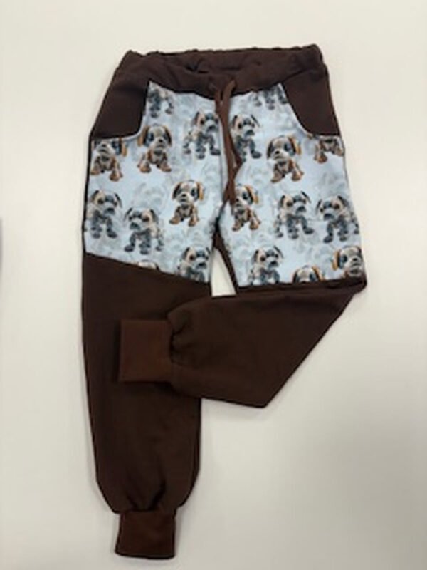Dětské kalhoty s potiskem psů, hnědé a modré.
