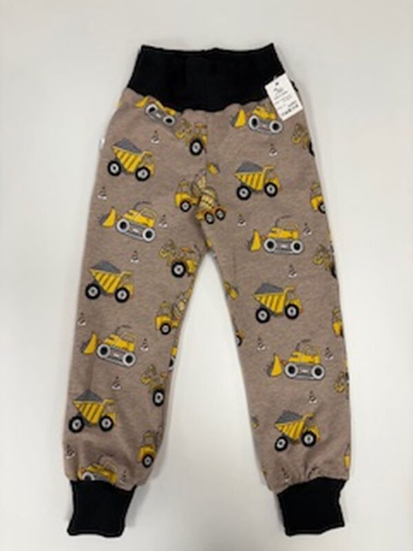 Dětské kalhoty s motivem stavebních vozidel.