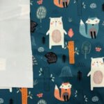 Roztomilá zvířecí ilustrace na tmavomodrém pozadí.