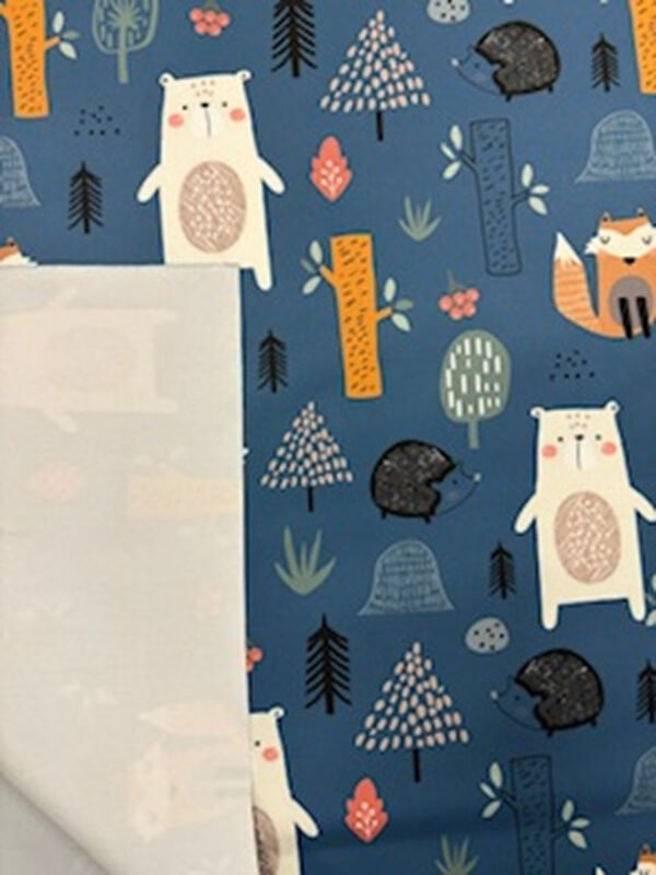 Lesní zvířátka na modré látce, liška a medvěd.