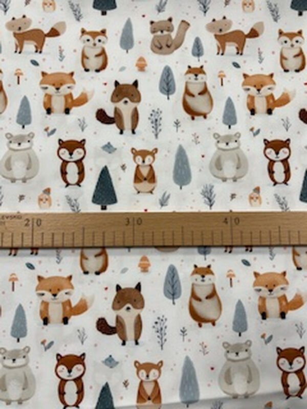 Látka s lesními zvířaty a pravítkem