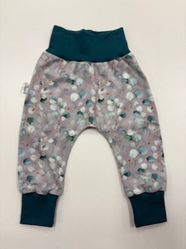 Dětské kalhoty s barevným vzorem a úpletovým pasem.