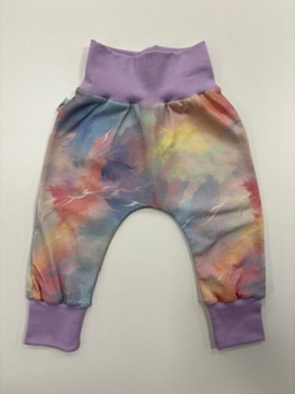 Dětské kalhoty s barevným abstraktním vzorem.