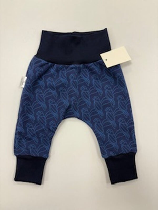 Modré dětské kalhoty s potiskem.