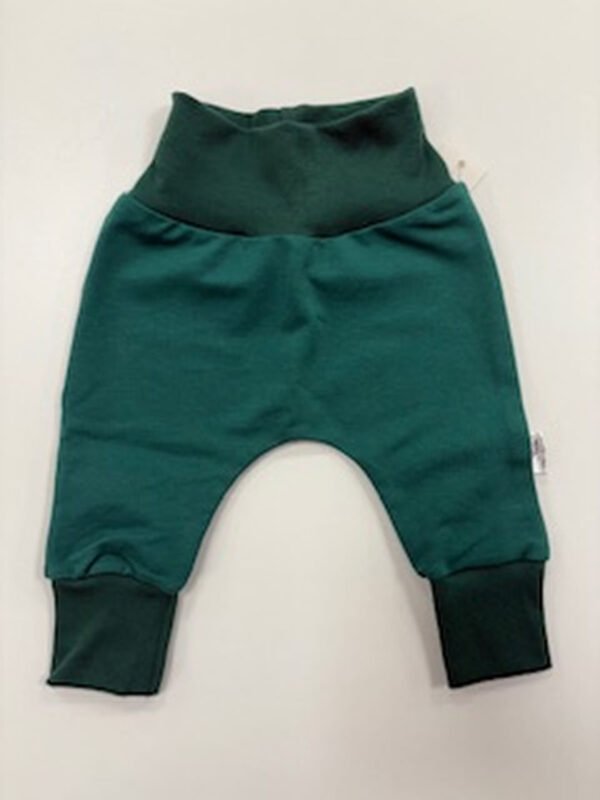 Zelené dětské tepláčky s elastickými manžetami.