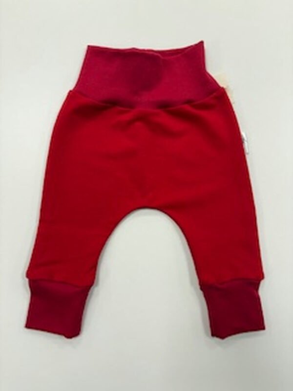 Červené dětské tepláky s elastickým pasem.