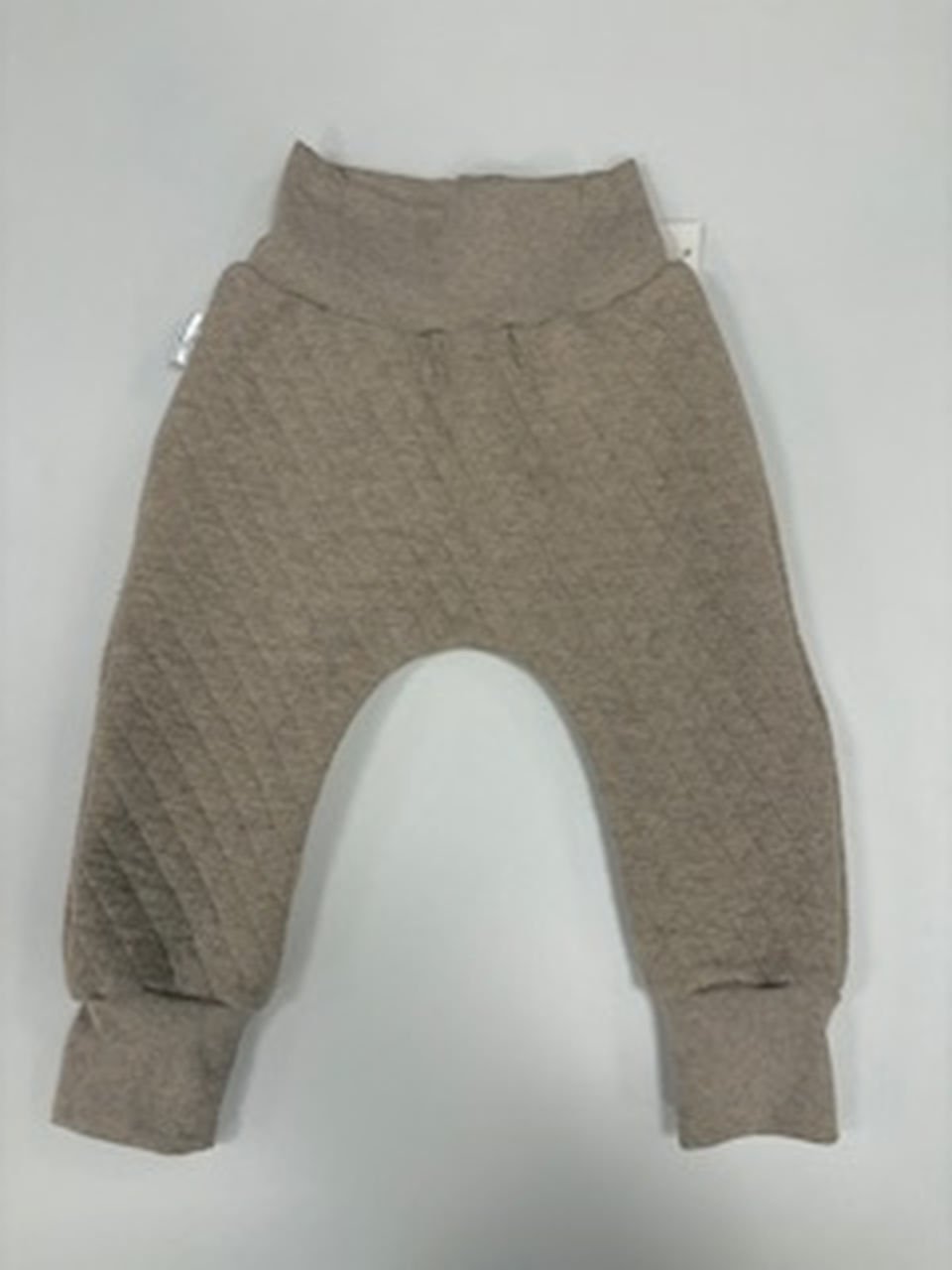 Dětské hnědé tepláky z bavlněného materiálu.