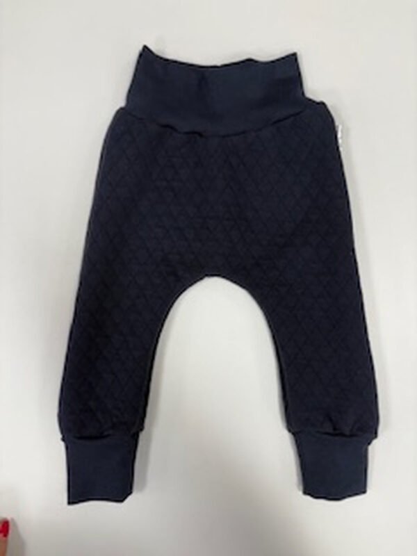 Tmavě modré dětské tepláky s diamantovým vzorem.