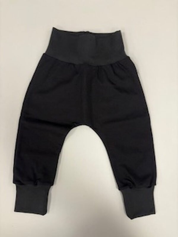 Černé dětské kalhoty s elastickým pasem.