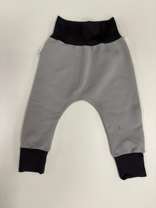 Šedé dětské tepláky s černými lemy.