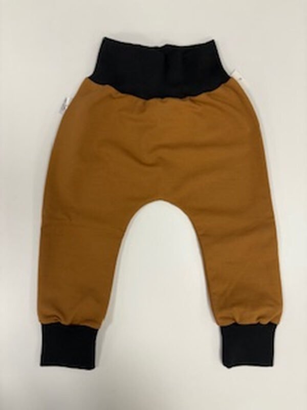 Dětské tepláky s černými lemy a pruhem.