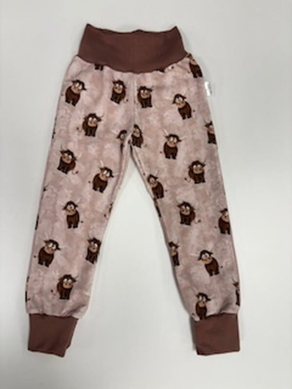 Růžové dětské kalhoty s motivem zvířátek.