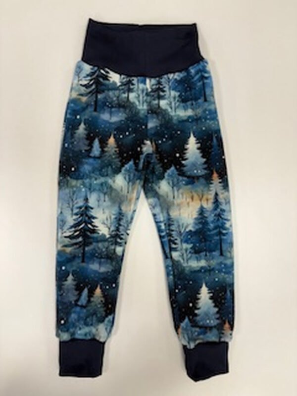Dětské kalhoty s motivem zimního lesa.