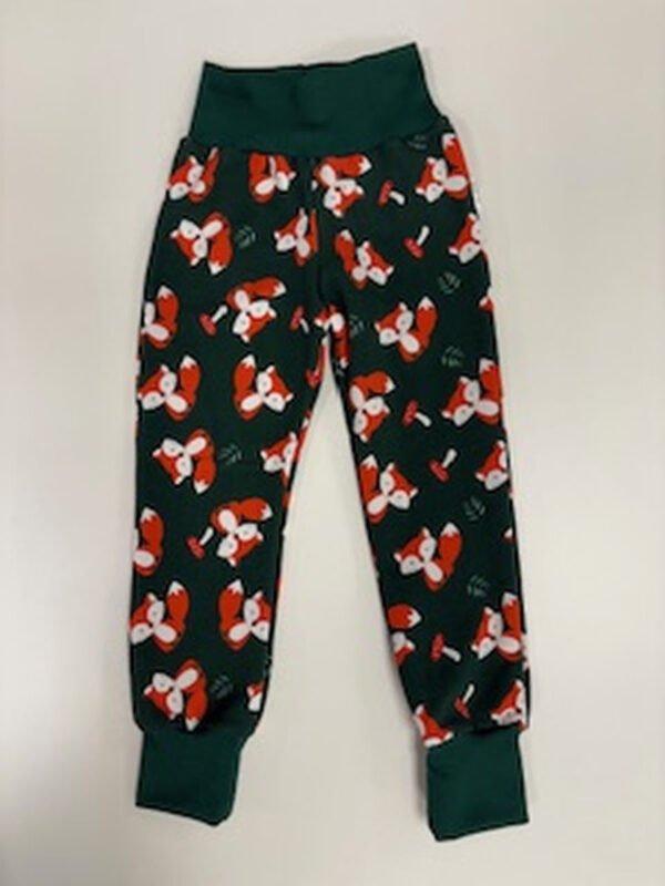 Dětské kalhoty s motivem lišky a houbiček.