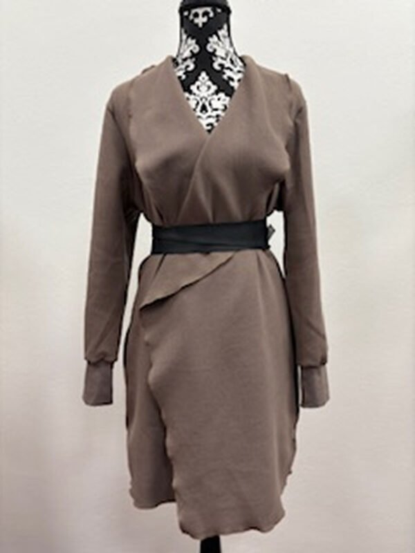 Elegantní hnědé šaty na figuríně s páskem.