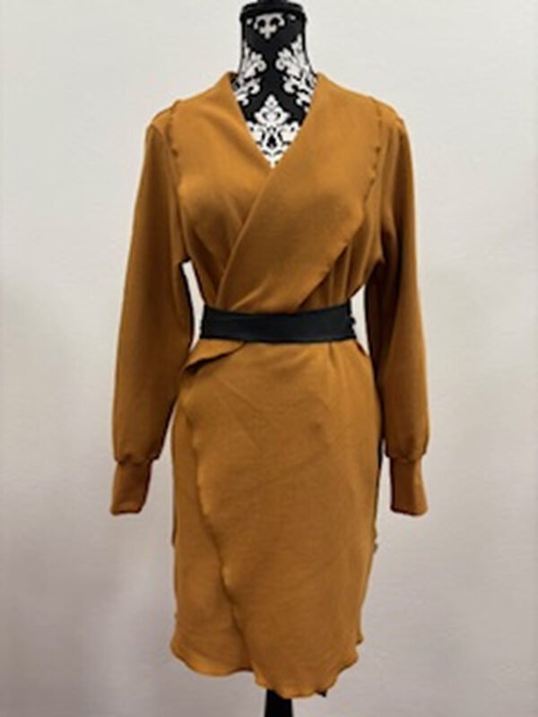 Hořčicové šaty s páskem na figuríně