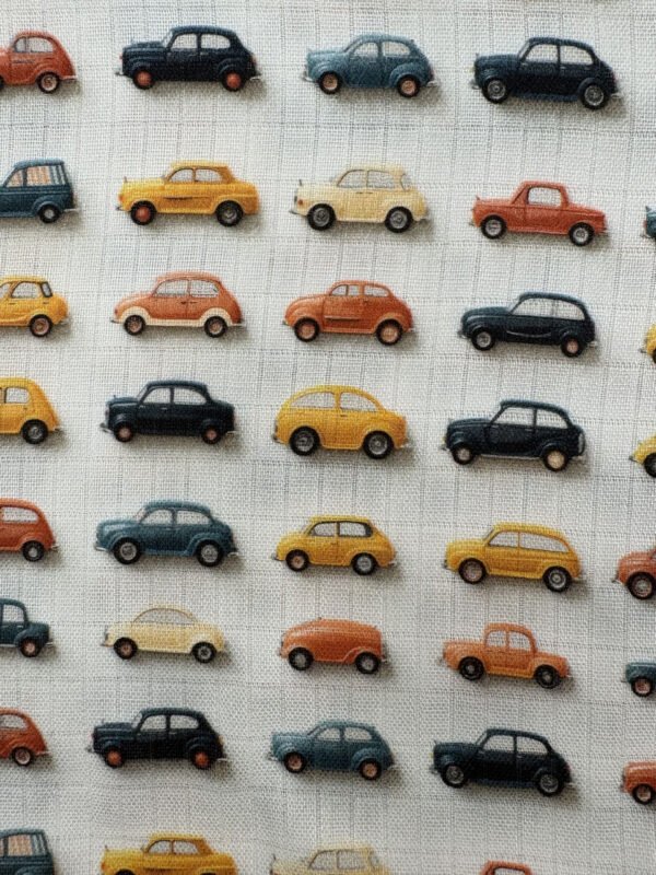 Barevné retro auta na látkovém pozadí.