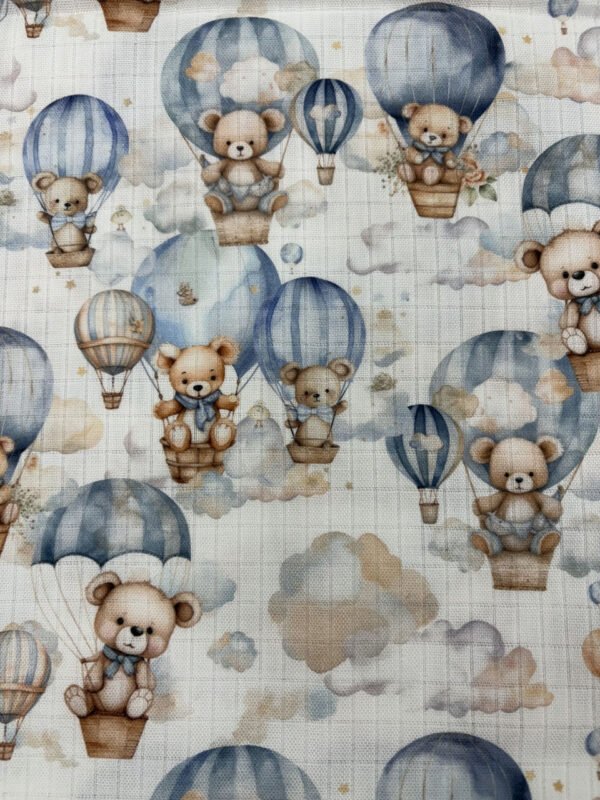 Medvídci v balóncích na obloze, ilustrace na látce.
