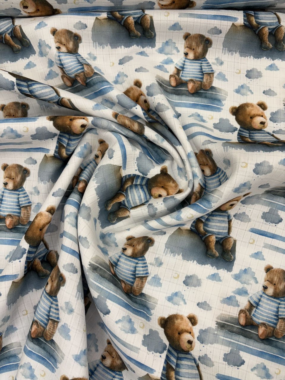 Látka s motivem medvědů a mraků.