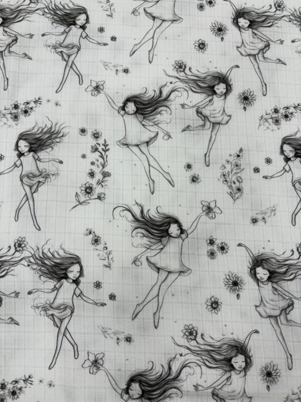 Kreslené dívky tančí mezi květinami na látce.