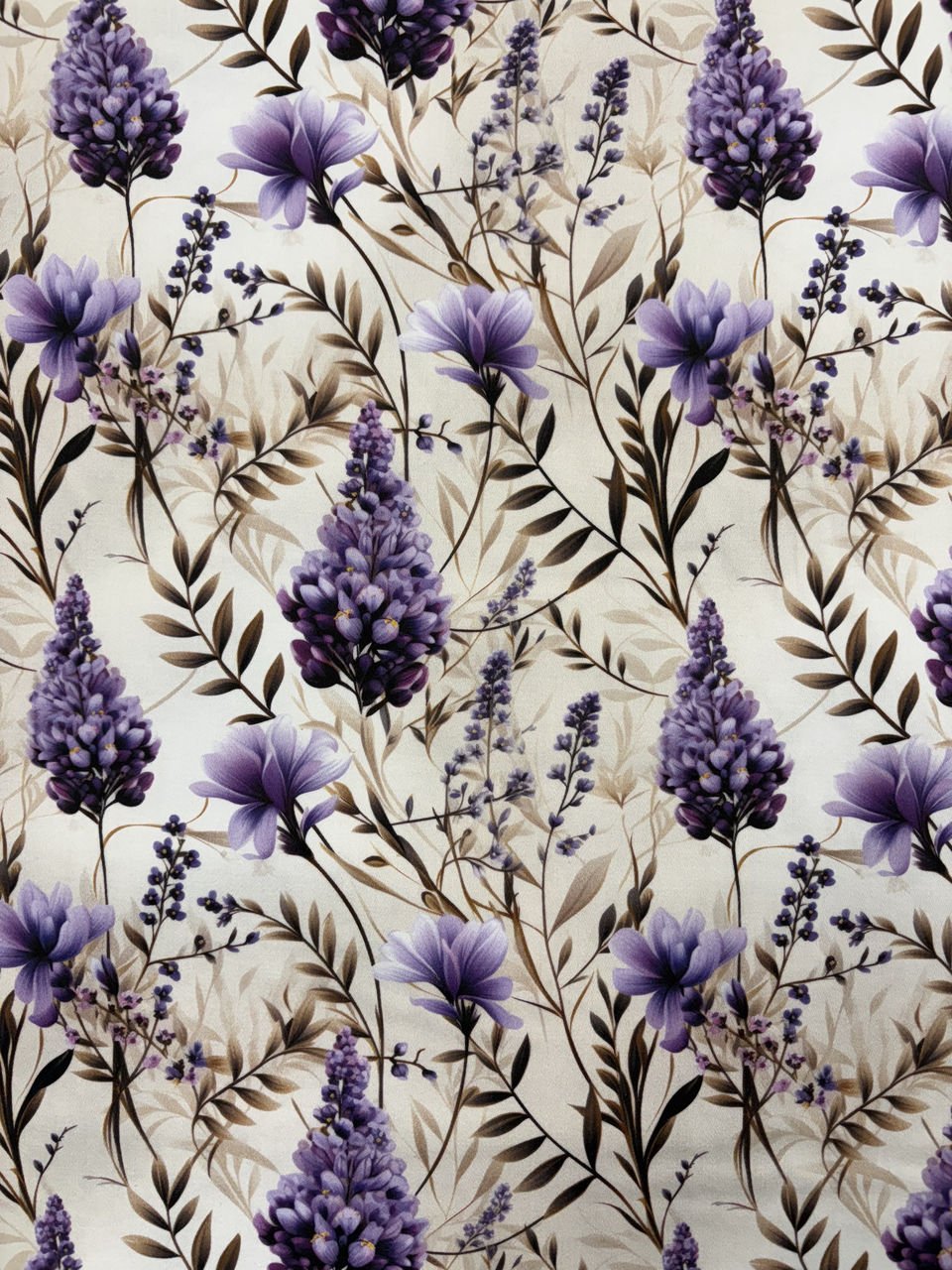 Fialové květiny a listy na béžovém pozadí.