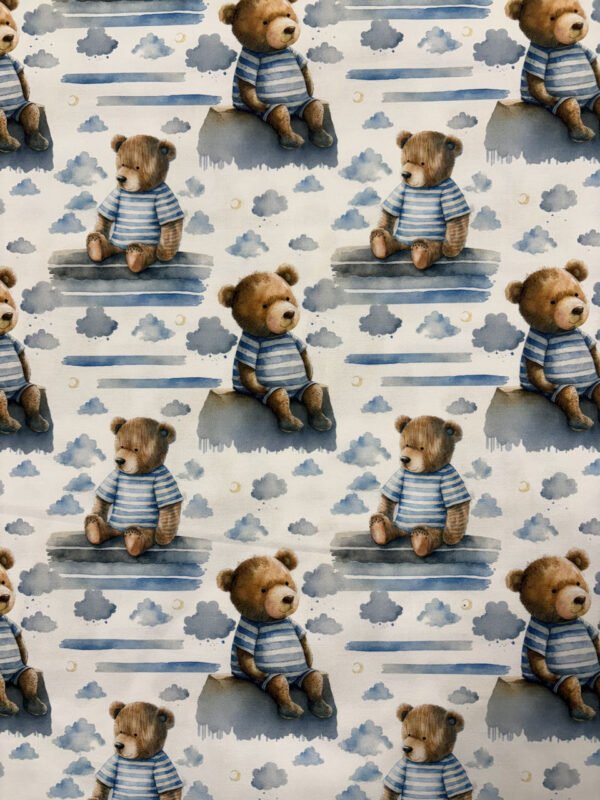 Medvídek v pruhovaném tričku, mráčky kolem.