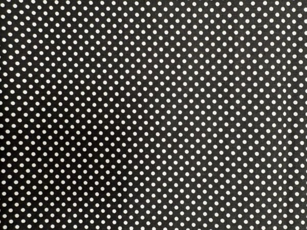 Černá látka s bílými tečkami