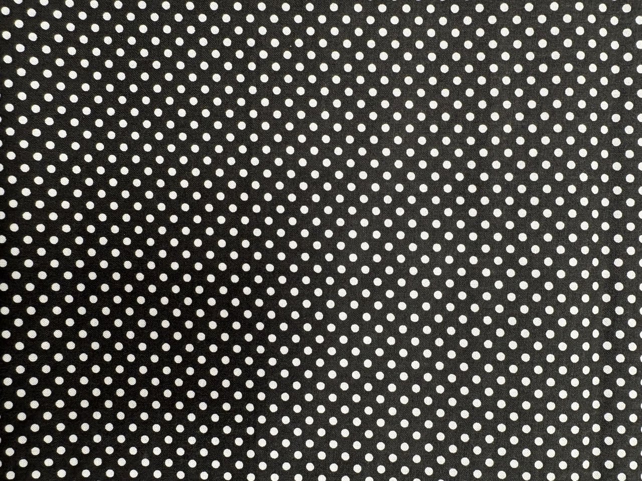 Černá látka s bílými tečkami