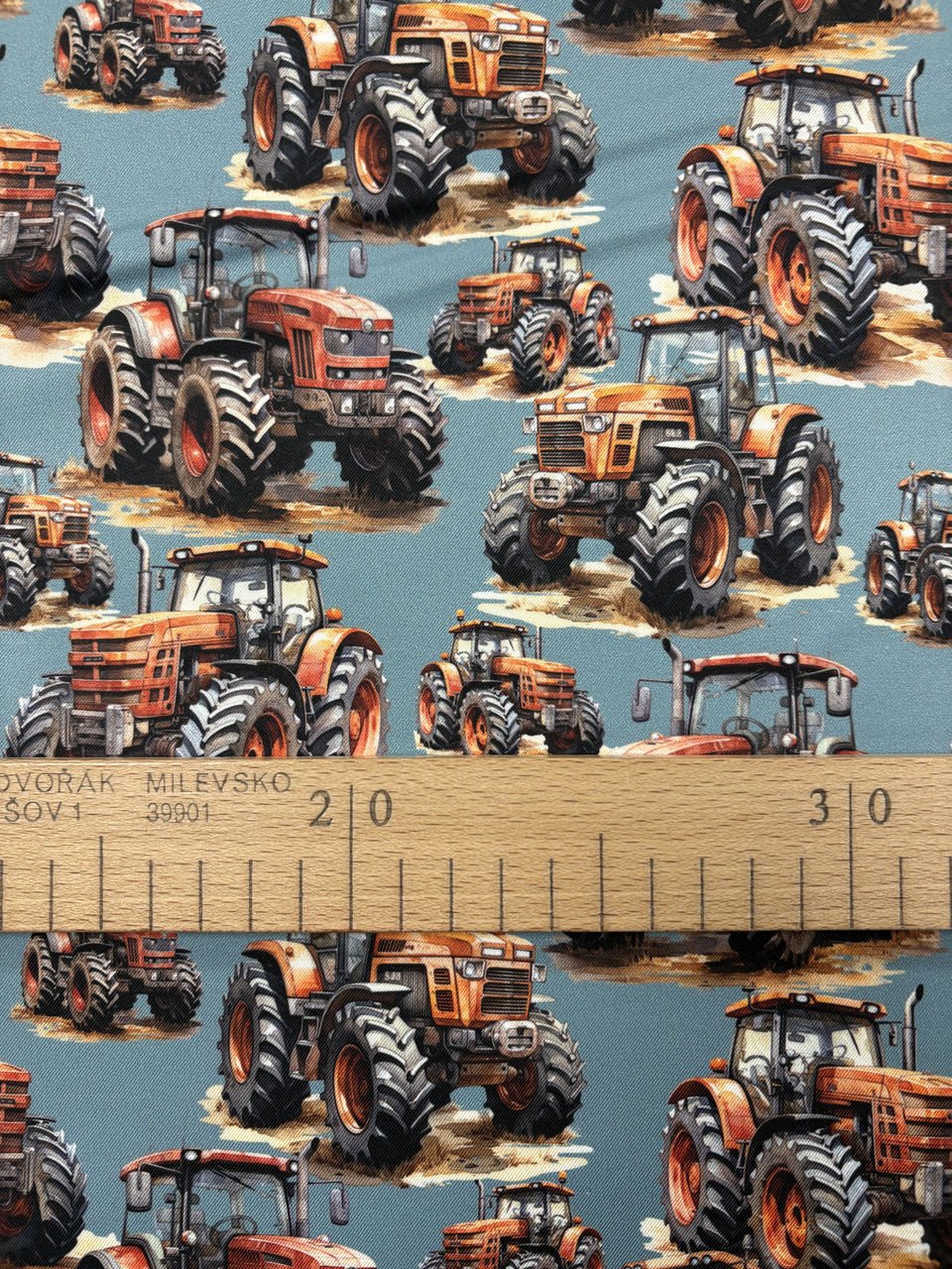 Vzor traktoru s měřítkem na látce.