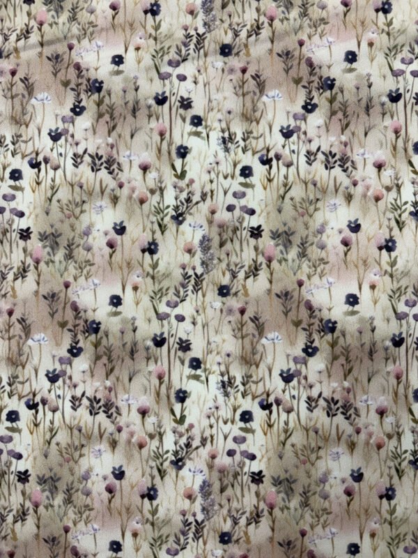 Květinový vzor na látce, jemné pastelové barvy.