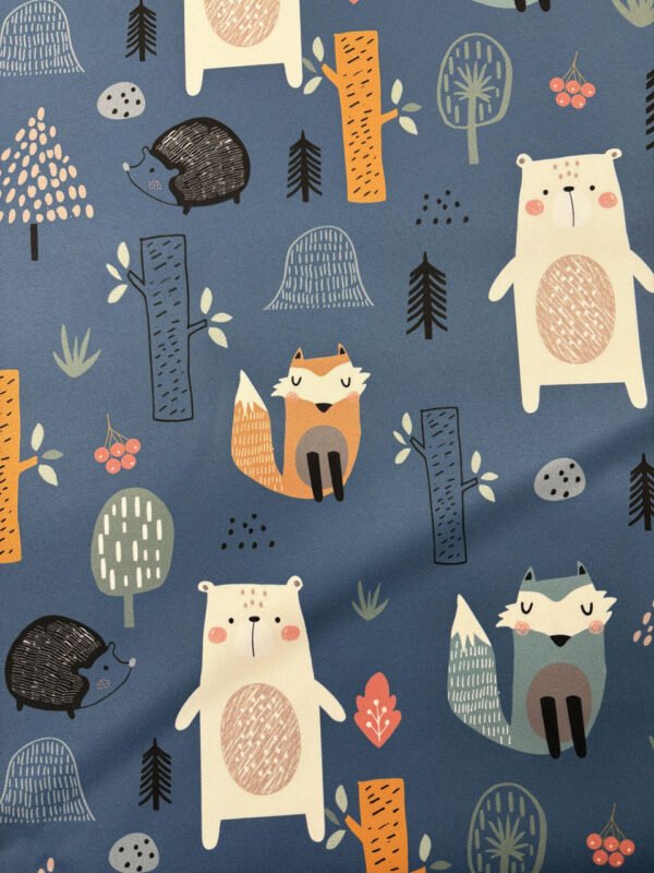 Lesní zvířata kreslená na modrém pozadí.