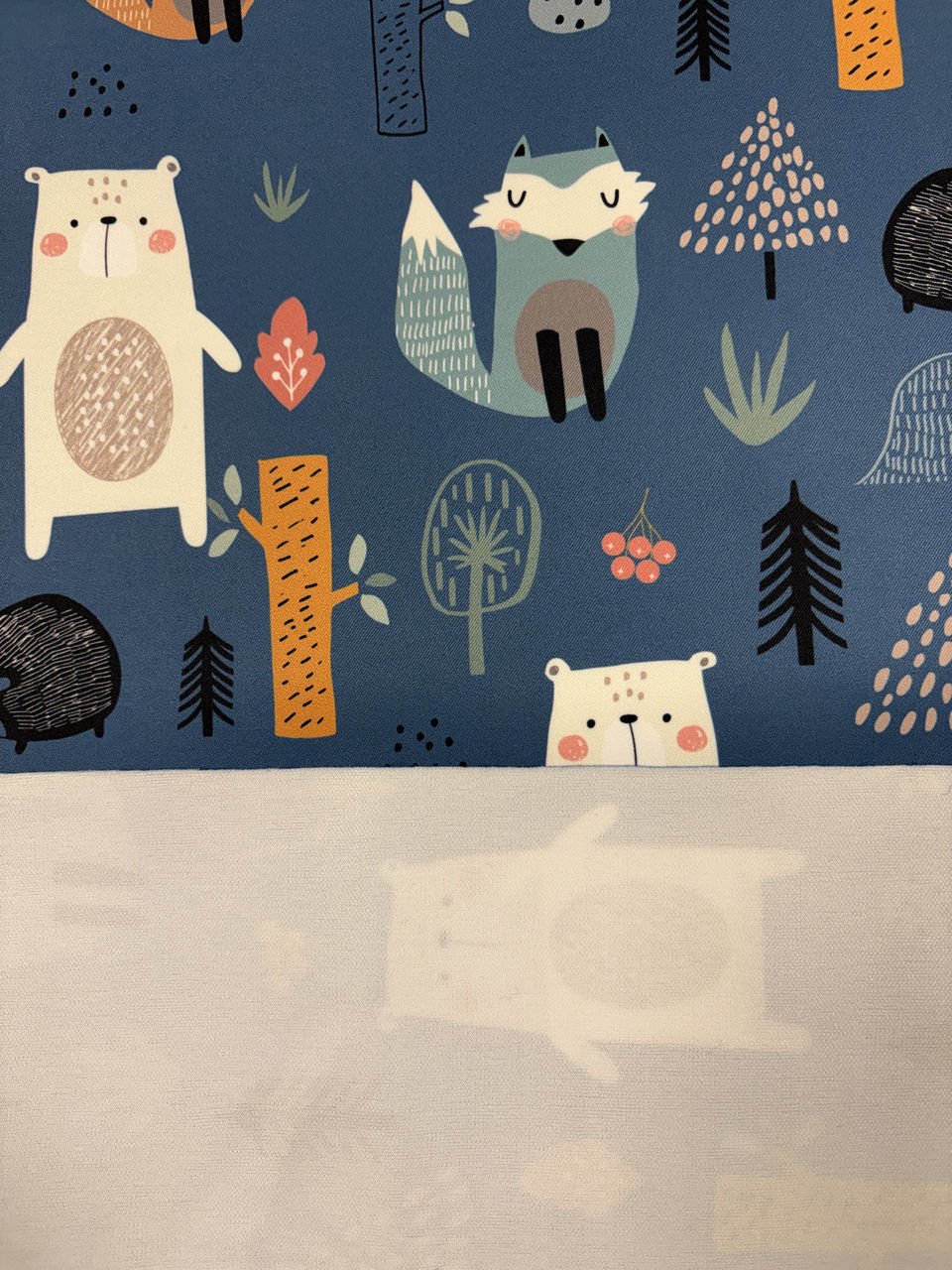 Ilustrace medvědů a lišky na modrém pozadí.