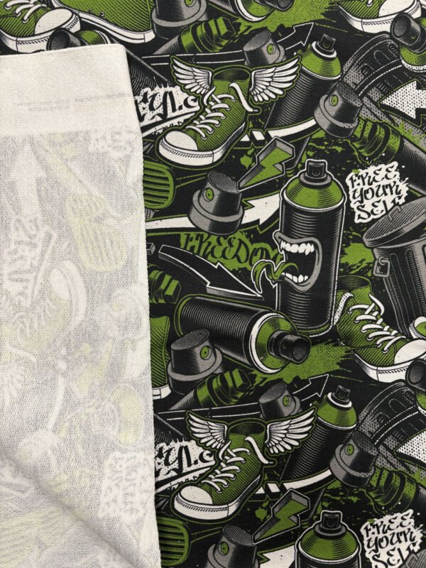 Zelený street art motiv s teniskami a spreji.