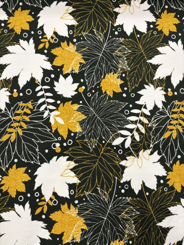 Abstraktní listový vzor v černé, bílé a zlaté.