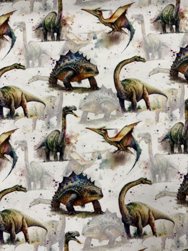 Barevné ilustrace dinosaurů na textilii.