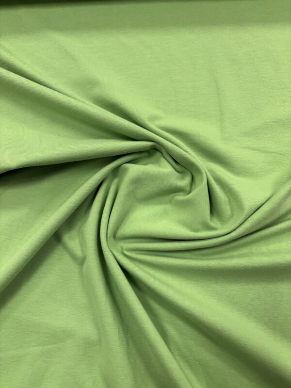 Zelená látka, detail na záhyby.