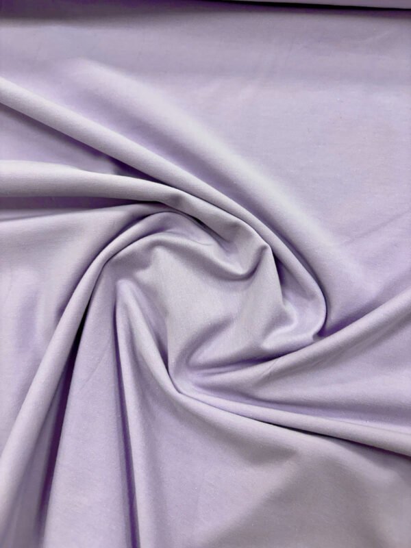 Světle fialová látka s jemnými záhyby