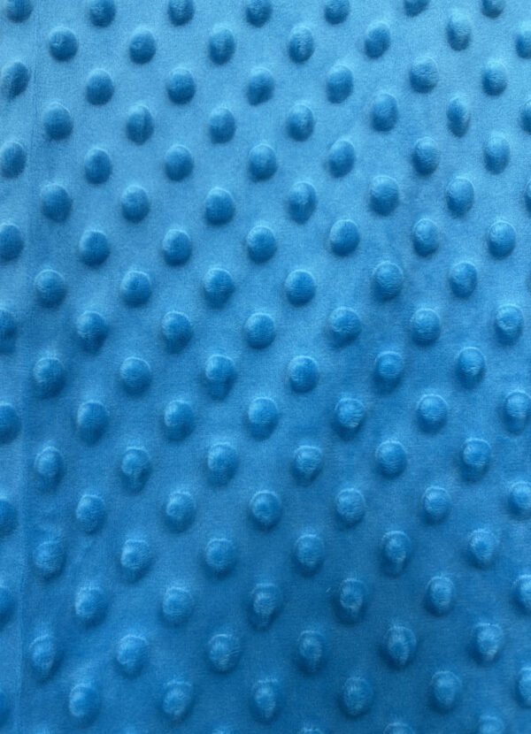 Modrá látka s vypouklým tečkovaným vzorem