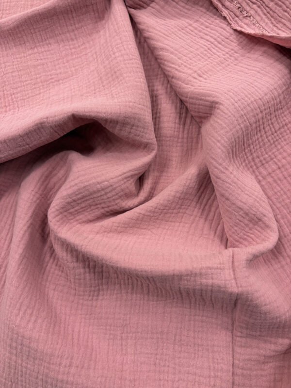 Růžová bavlněná tkanina s vrásněním